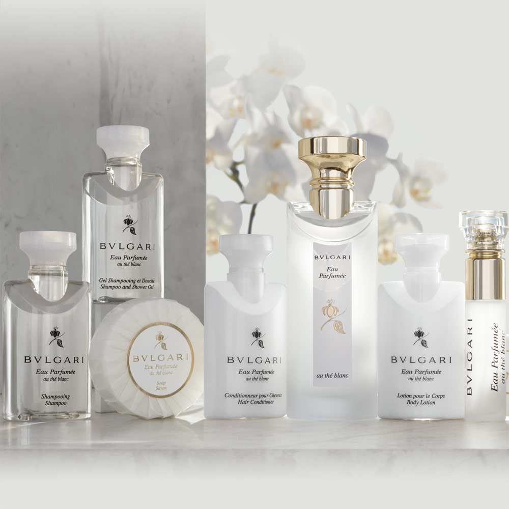 סידרת התה הלבן
Bvlgari Eau Parfumée au The Blancאלגנטיות ושלווה, מתבטאת בארומה עדינה עם טון אינטימי ומפתה של תה רך נדיר של אזור ההימלאיה. המותג היוקרתי בולגרי נוסד בשנת 1884 ע"י התכשיטן האיטלקי סוטיריו בולגרי.
Bvlgari Eau Parfumée au The BlancA delicate aroma with an intimate and seductive note of rare Himalayan soft tea. The prestigious Bulgari brand was founded in 1884 by the Italian jeweler Sotirio Bvlgari.